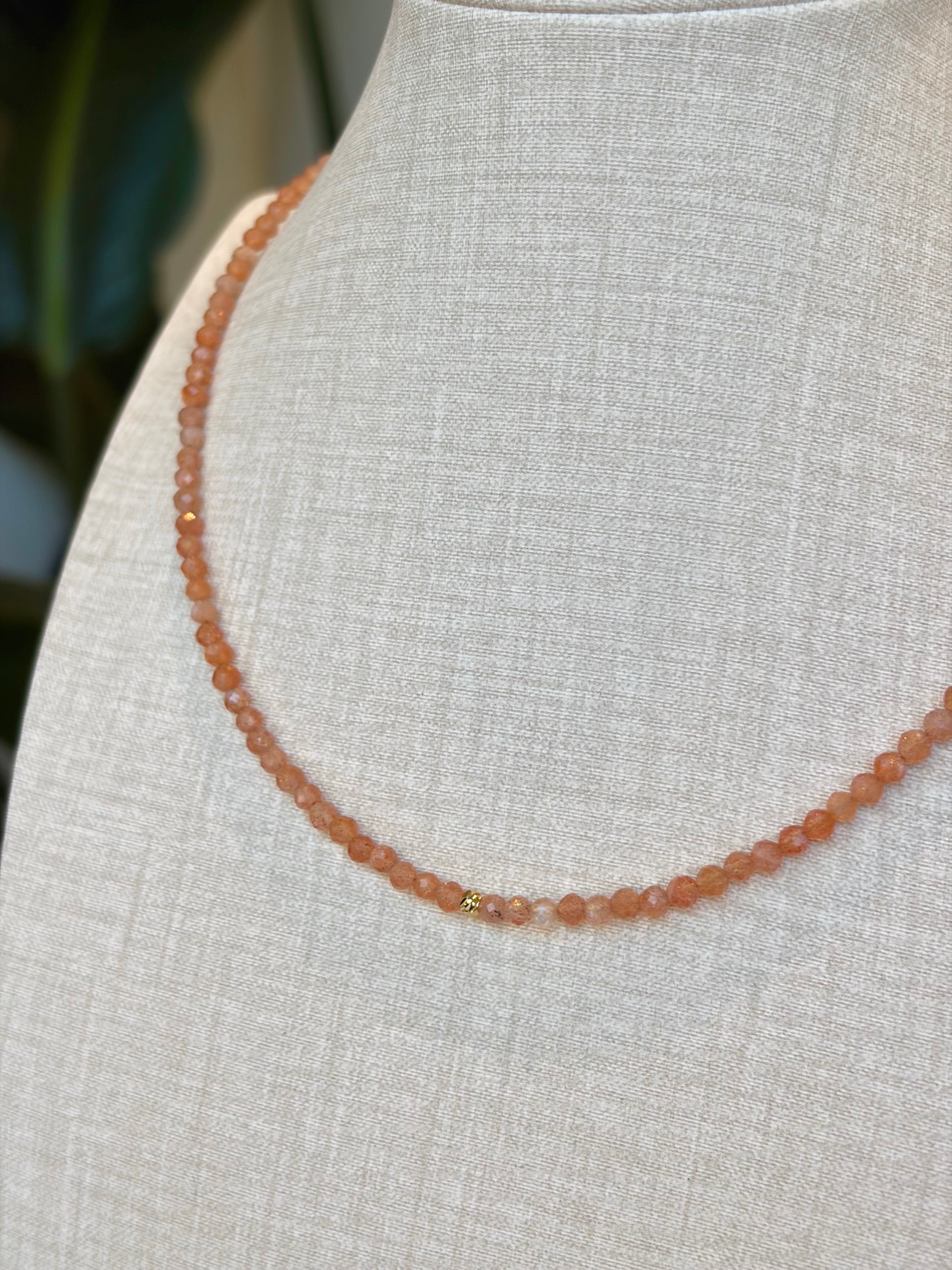 Collier en pierre de soleil
