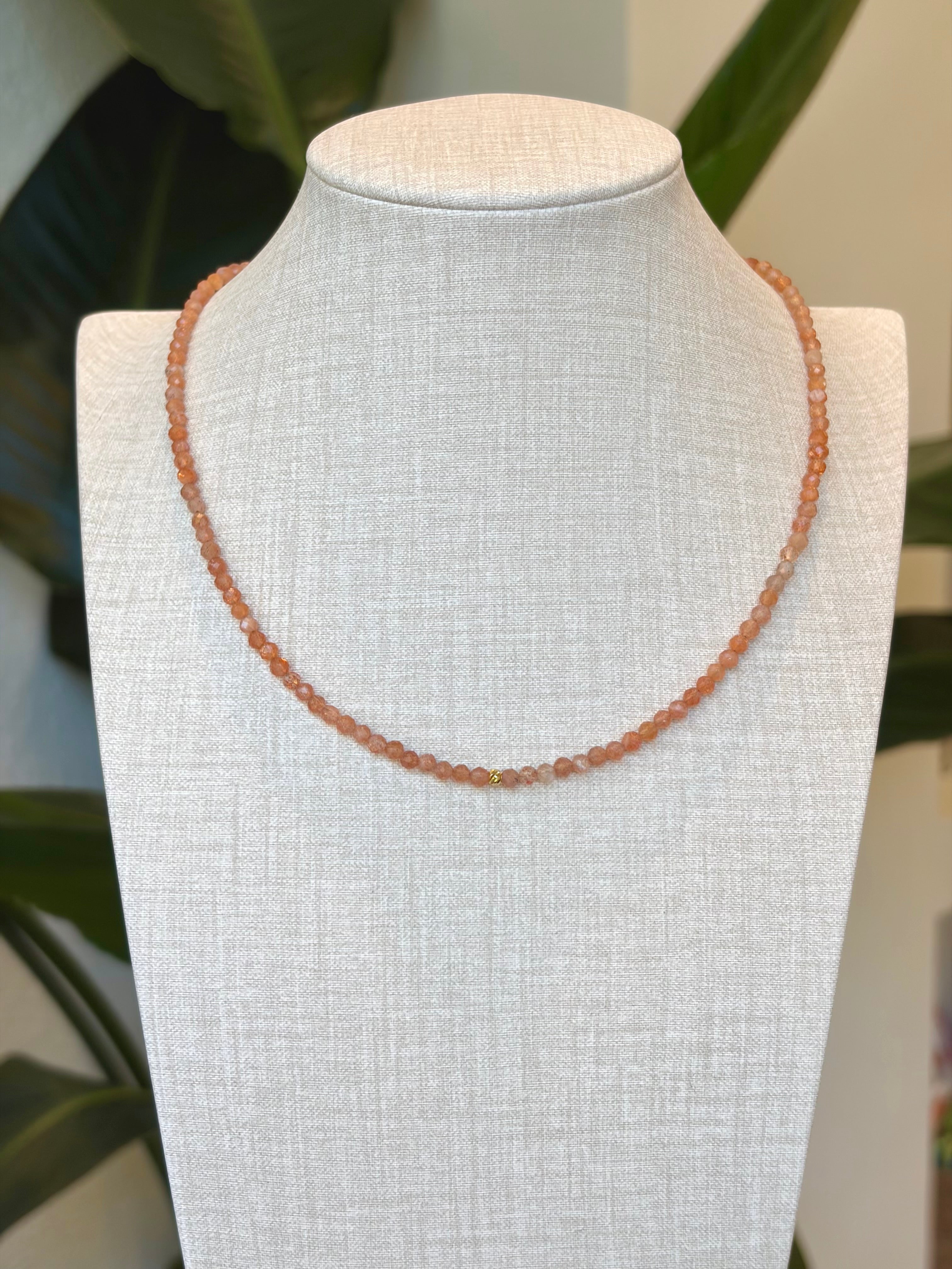 Collier en pierre de soleil