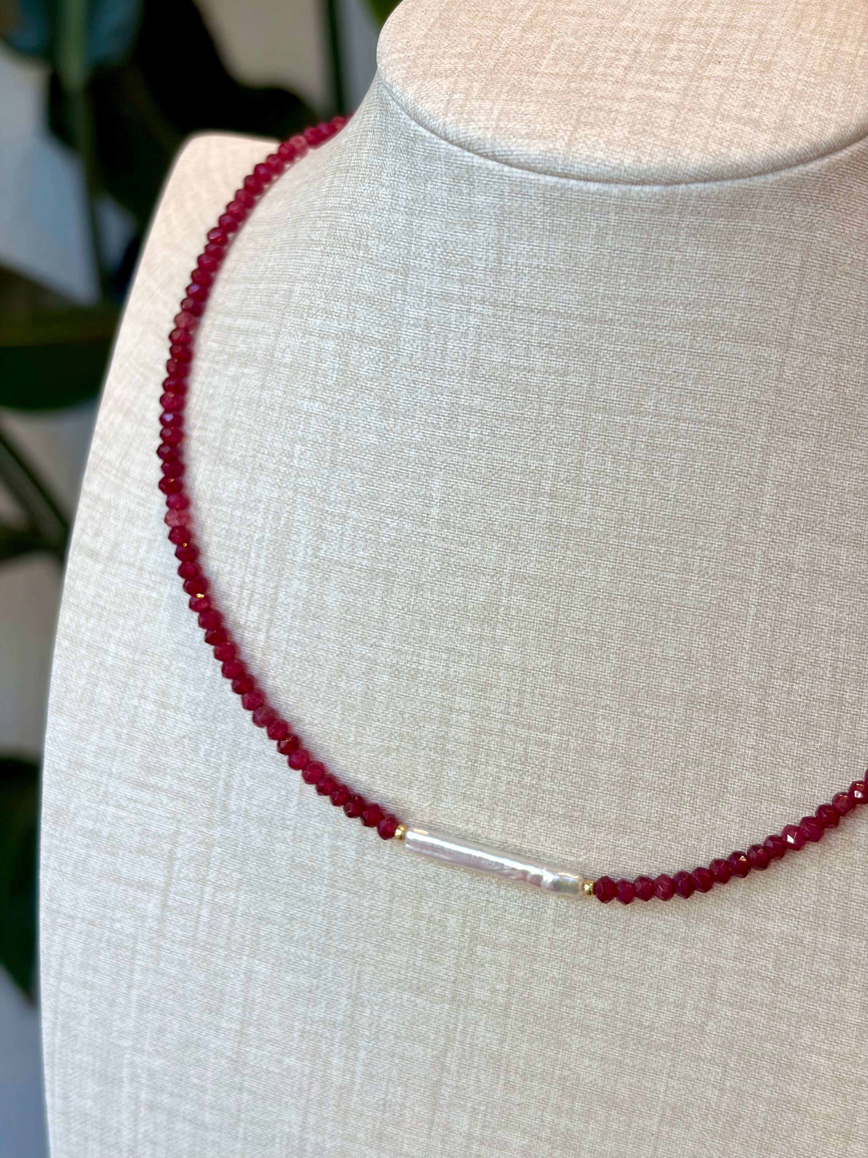 Collier en jade rouge & perle d'eau douce